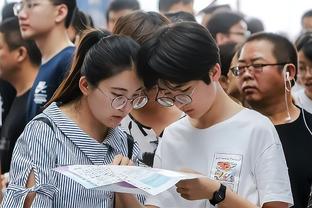 制霸内线！克拉克斯顿7中5拿下10分3板 防守端送出4记大帽